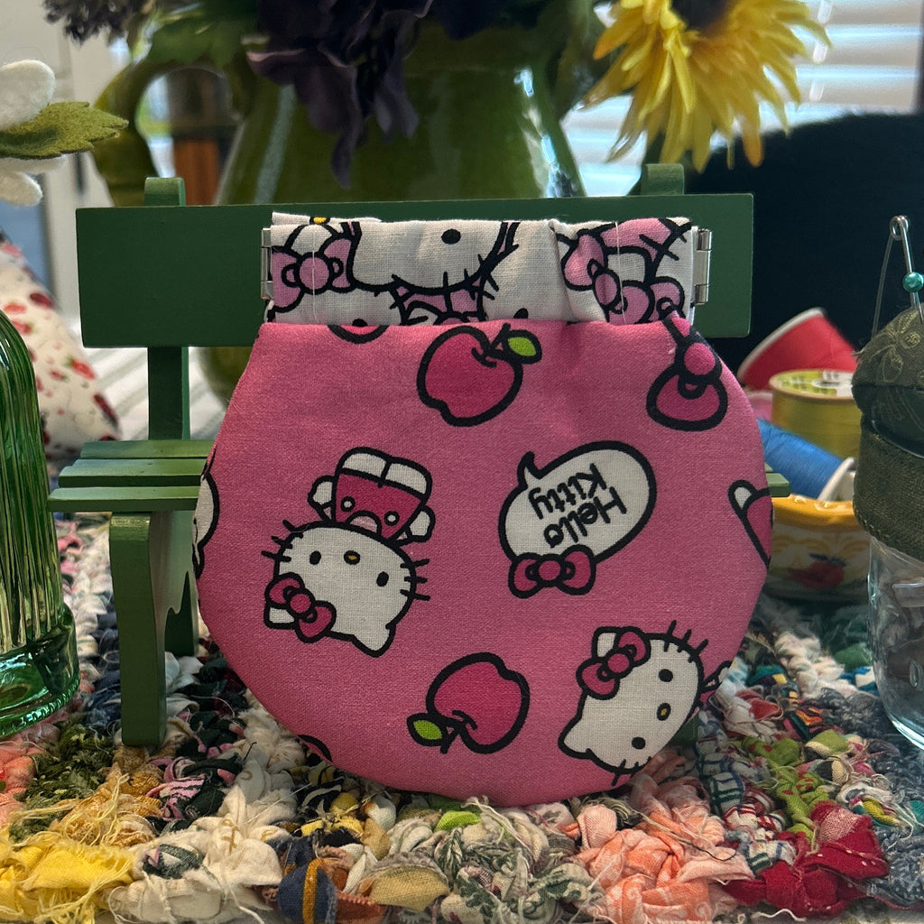 Kiss Clasp Pouch - Hello Kitty Pink