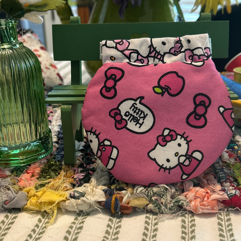 Kiss Clasp Pouch - Hello Kitty Pink
