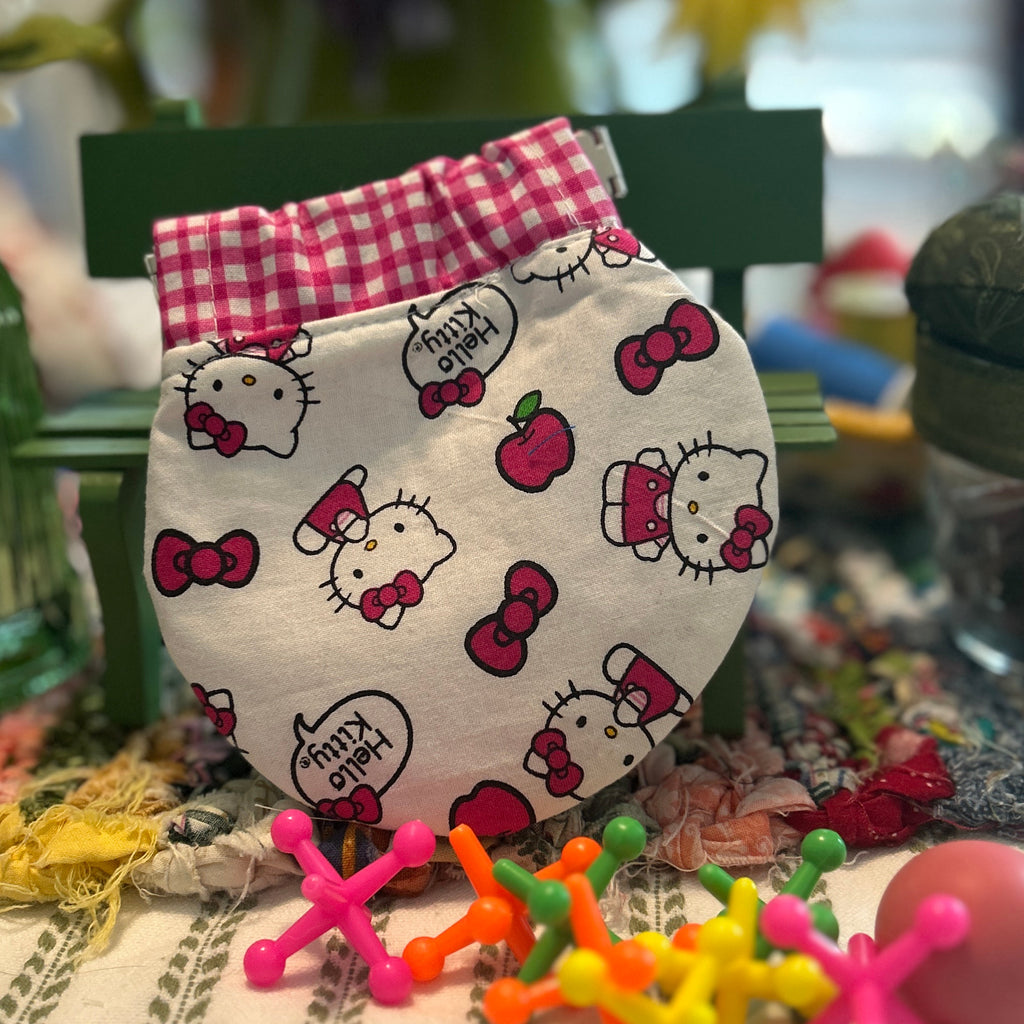 Kiss Clasp Pouch - Hello Kitty White