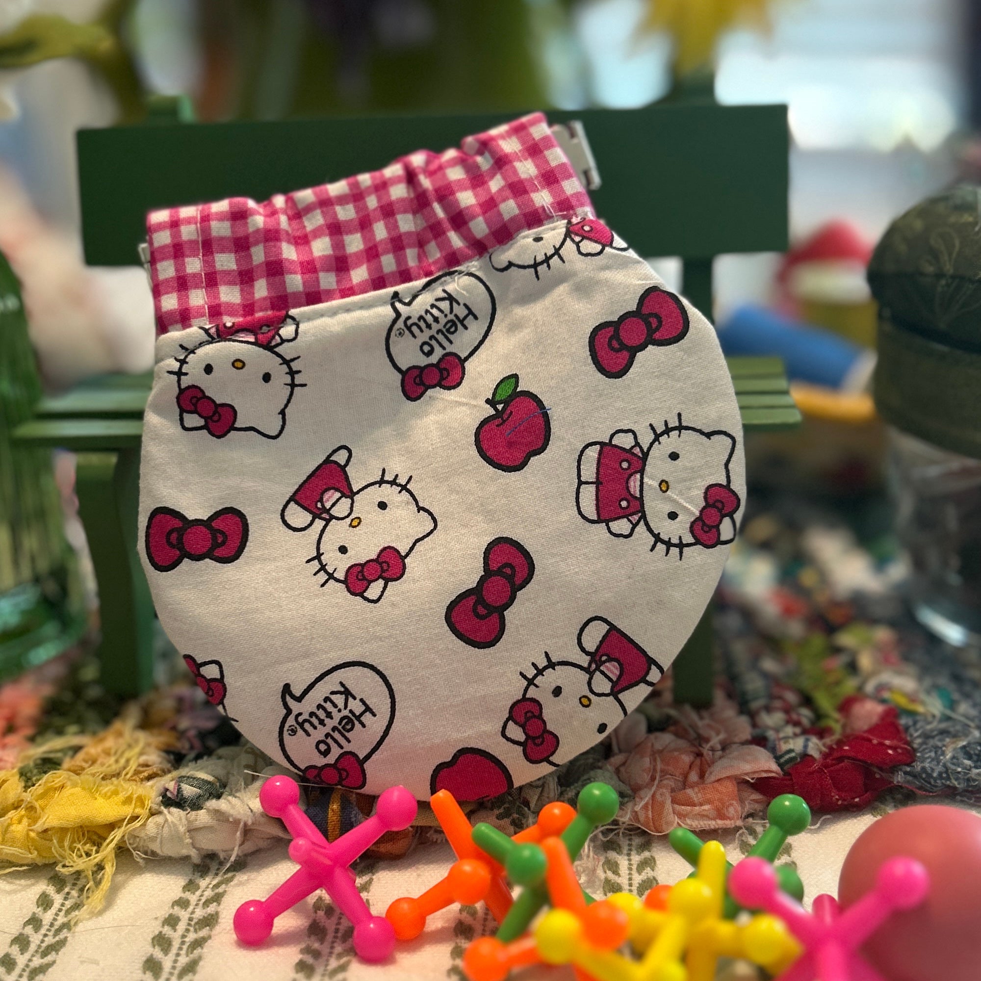 Kiss Clasp Pouch - Hello Kitty White