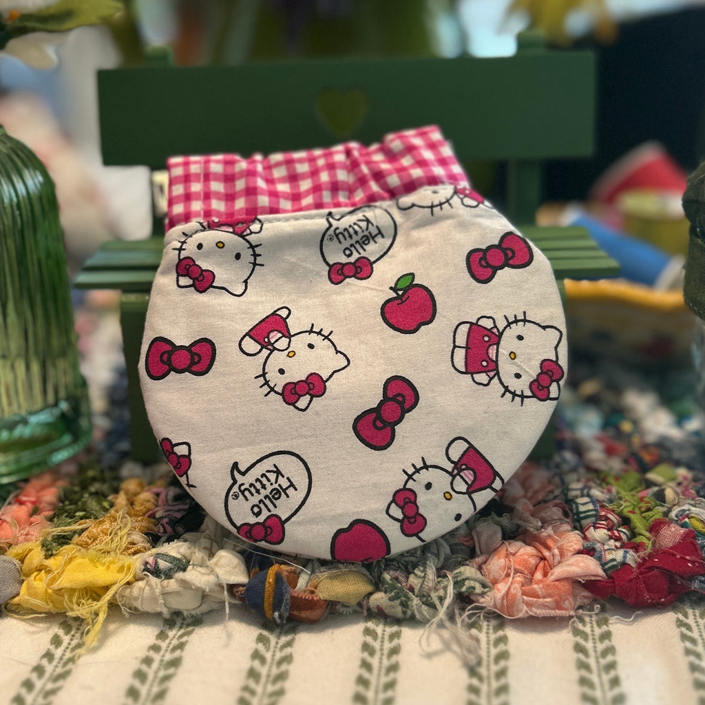 Kiss Clasp Pouch - Hello Kitty White