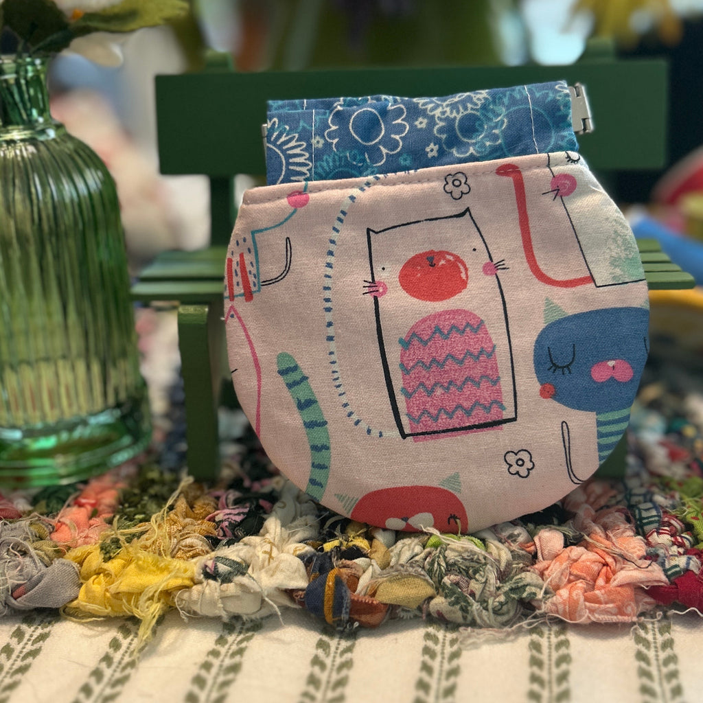Kiss Clasp Pouch - Whimsical Kitties